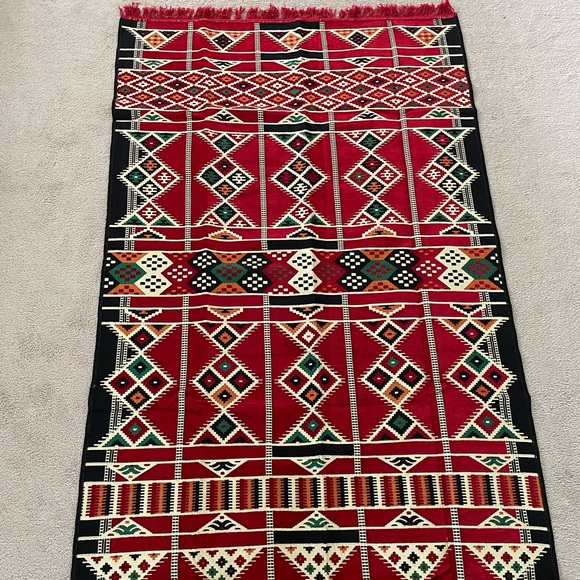Beautiful woven area rug 1.2m x 1.8m - Picture 2 of 2